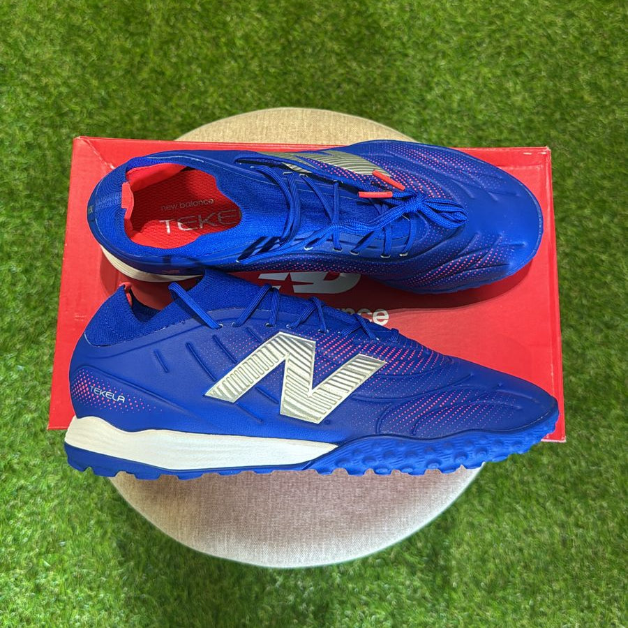 Chuteira New Balance Tekela Team Low Laced TF V5 Unissex - Society