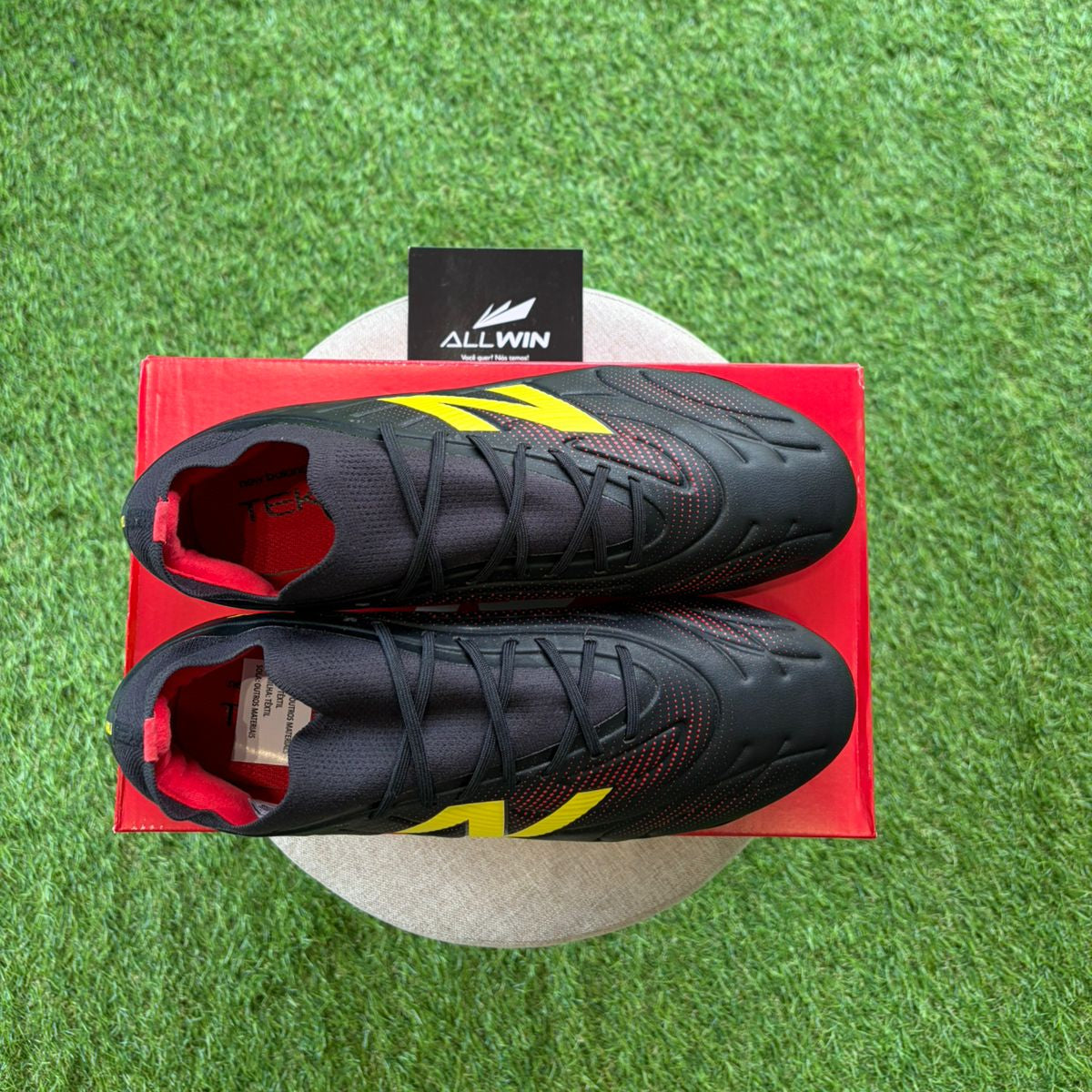 Chuteira New Balance Tekela Team Low - Campo